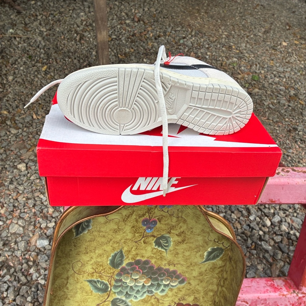 Nike White Black Low-Top Sneakers